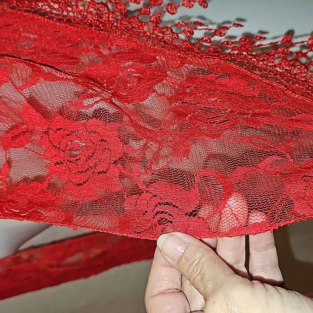 Red Lace Triangular Scarf - Picture 2 of 6